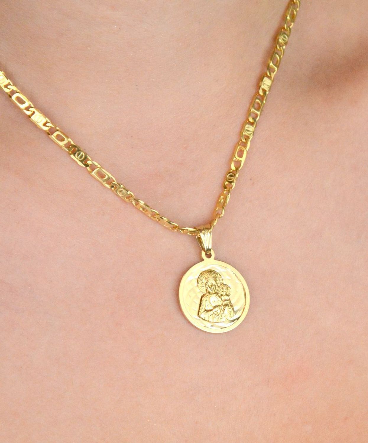 Złota zawieszka próby 585 z wizerunkiem Matki Boskiej z Dzieciątkiem. Wymiary 2 cm, waga 2,63 g. Klasyczny medalik religijny w eleganckiej formie.1.jpg